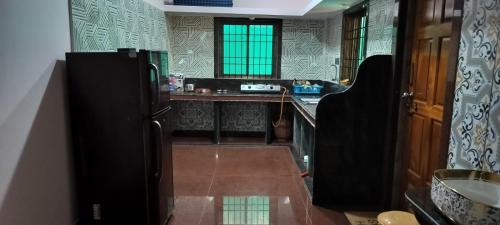cocina con nevera y encimera en Ghar Of Arambol, en Old Goa