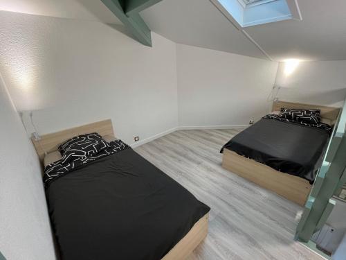 1 Schlafzimmer mit 2 Betten in einem Zimmer in der Unterkunft Hourtin Port - Maison rénovée avec jardin à 150 m du lac in Hourtin