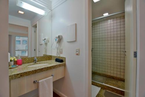 a bathroom with a sink and a mirror at HP02 Flat particular no Mercure Apart-hotel in Brasilia