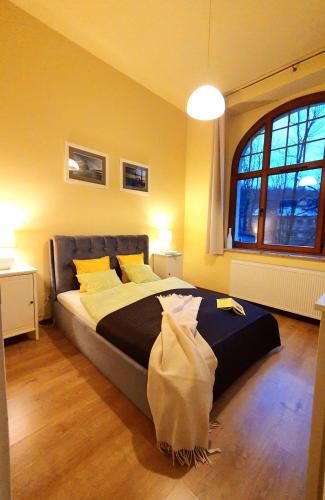 a bedroom with a large bed with yellow walls at Józefina Apartament's blisko centrum in Szklarska Poręba