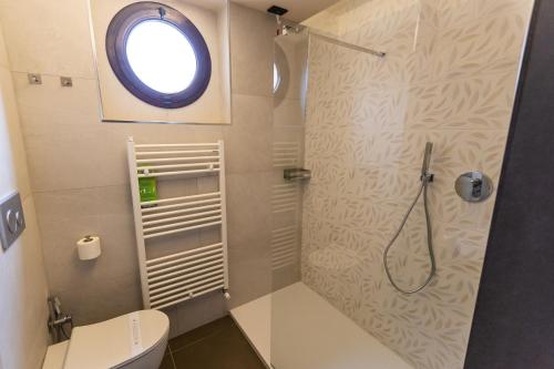 baño con ducha, aseo y ventana en Palace Hotel Due Ponti, en Siena