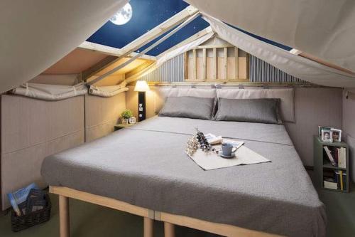 1 cama grande en una habitación pequeña con en Campeggio Tranquilla, en Baveno