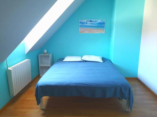 - une chambre bleue dotée d'un lit avec un mur bleu dans l'établissement Maison Piscine et Jardin - Bethisy st Martin(Oise), à Béthisy-Saint-Martin