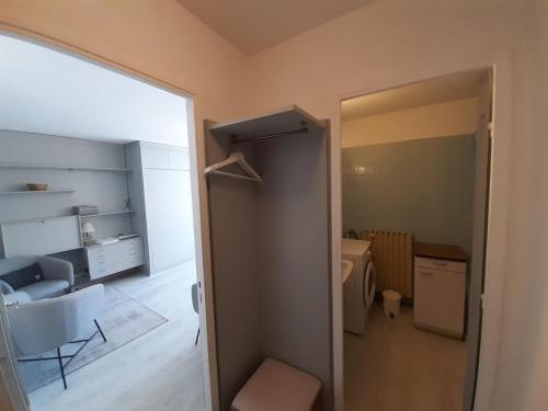 La salle de bains est pourvue d'une porte s'ouvrant sur une chambre. dans l'établissement Studio skis aux pieds proche centre, balcon, parking, animaux admis - FR-1-514-33, à Courchevel