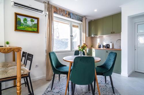une cuisine et une salle à manger avec une table et des chaises dans l'établissement DejaVu, à Novi Sad