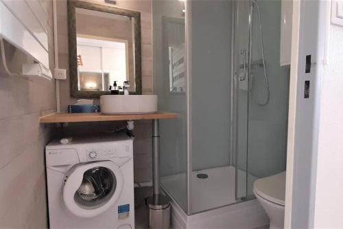 La salle de bains est pourvue d'un lave-linge et d'une douche. dans l'établissement Studio 320, Port Vénus au Village naturiste, au Cap d'Agde