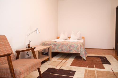 una camera con letto, tavolo e sedia di Apartament David a Călimăneşti