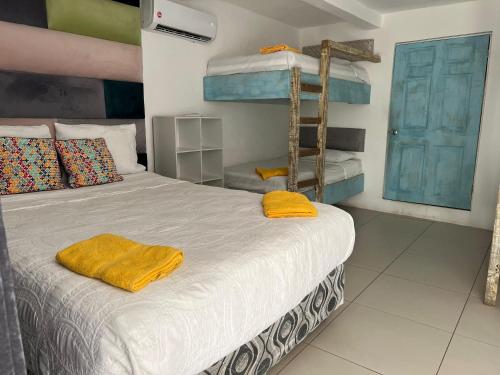 1 dormitorio con 2 literas con sábanas amarillas en Casa Pacific Blue Hawaii, en Chiquimulilla
