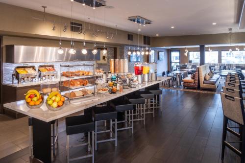 un restaurante con una barra larga con comida. en Silver Cloud Hotel - Seattle University of Washington District, en Seattle