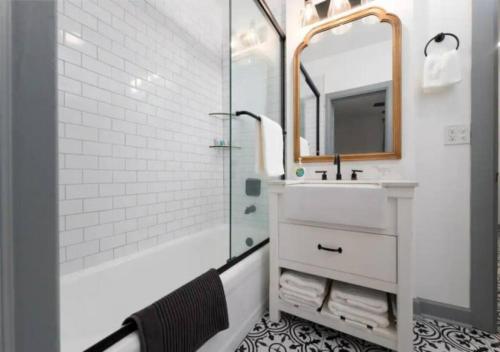 Luxury 2 Bedroom Apartment In Jacksonville في جاكسونفيل: حمام أبيض مع حوض ومرآة