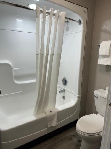 Bilik mandi di Motel 6-Bradenton, FL