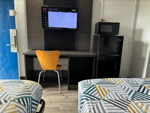 Katil atau katil-katil dalam bilik di Motel 6-Bradenton, FL