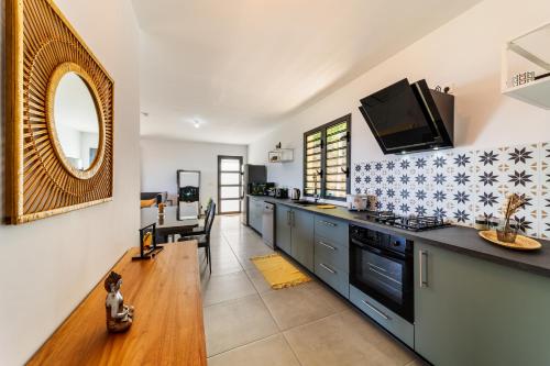 Saint-Paul的住宿－villa Beaulieu，厨房配有蓝色橱柜和台面