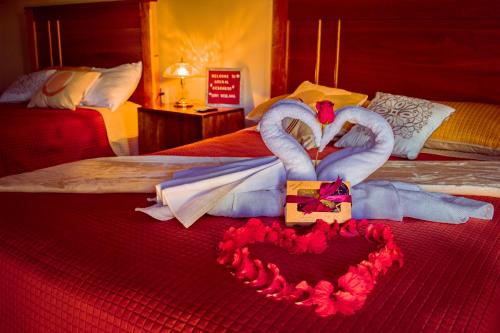 a bed with two swans made out of towels at Arenal Descanso in Fortuna