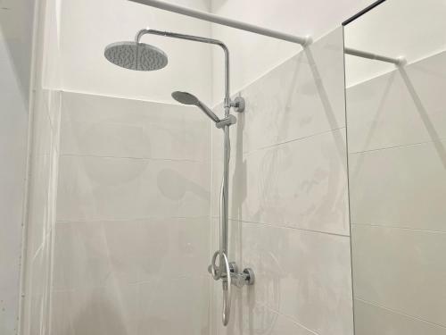 y baño con ducha con cabezal de ducha. en Renovated Studio - 10 min to Center en Viena