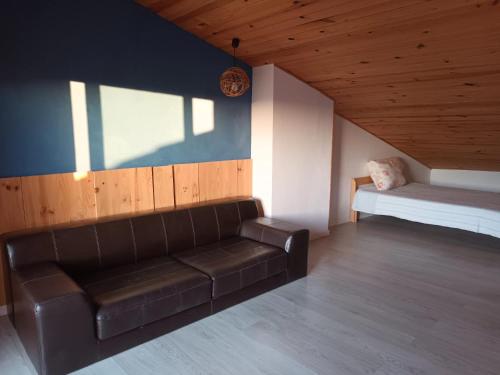 una sala de estar con un sofá y una cama en La Mar de Palamós Suite, en Palamós