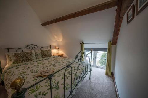 1 dormitorio con cama y ventana en Wavering, en Axbridge