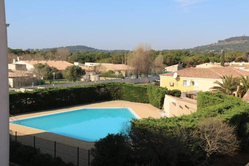 une grande piscine bleue dans une cour dans l'établissement Studio 315, Port Vénus au village naturiste, au Cap d'Agde