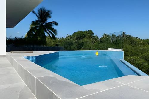 una piscina al lado de una casa en Quinta San Miguel con Alberca, Playa a 5 minutos., en Bucerías