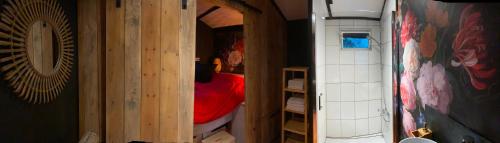 Zimmer mit Etagenbett in einem Zimmer in der Unterkunft Gestrande Woonark in Erica