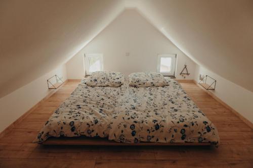 sypialnia z 2 łóżkami na poddaszu w obiekcie Ferienhaus Vandra w mieście Eisenach