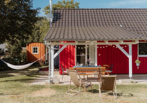 ein rotes Zelt mit einem Tisch und Stühlen im Hof in der Unterkunft Ferienhaus Vandra in Eisenach