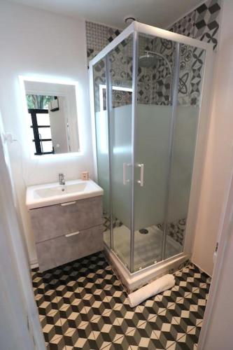 une salle de bain avec douche et lavabo dans l'établissement Cocon moderne - A deux pas de Bercy, à Paris