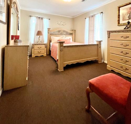 1 dormitorio con 1 cama y vestidor en A Cozy Spot on Montague en Charleston