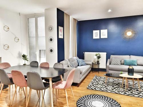 un salon avec une table et un canapé dans l'établissement Quiet apartment near Saint-Lazarre - 10P, à Paris