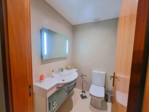 een badkamer met een wit toilet en een wastafel bij Apartamento grande familiar con vistas panorámicas al mar y la montaña in Funchal
