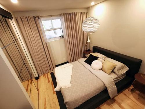 een slaapkamer met een bed en een raam bij Private room & Private bathroom in le Plateau in Montreal