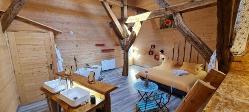 - une chambre avec un lit et deux lavabos dans l'établissement Maison d'hôtes et SPA La Boucotte, à Vellerot-lès-Vercel