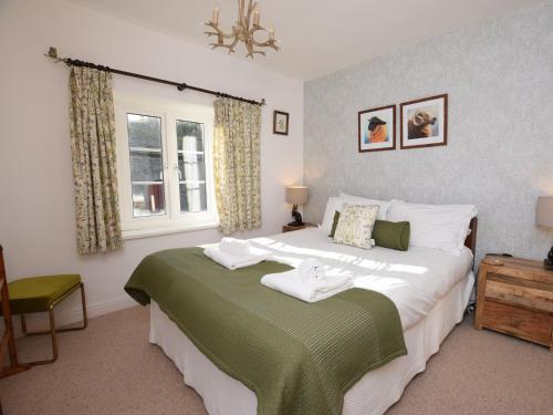 Un dormitorio con una cama grande y una ventana en 3 Bed in Ramsgill 87478 en Bouthwaite