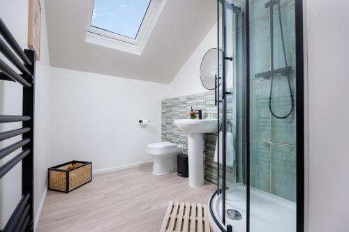 uma casa de banho com um chuveiro e um lavatório. em 2 Bed - Penthouse The Gatehouse by Pureserviced em Plymouth