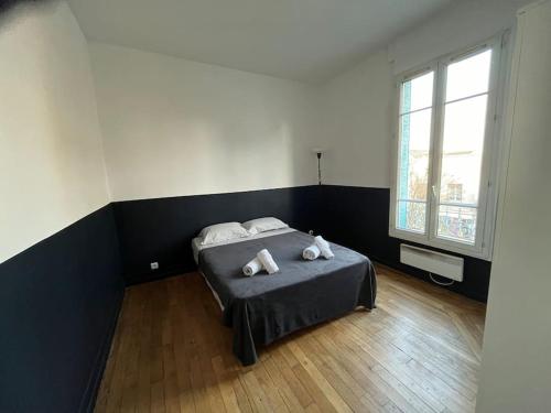 um quarto com uma cama com duas almofadas em Grand Paris cocooning à 5 minutes de la gare em Pavillons-sous-Bois