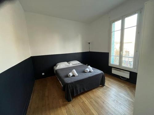 une chambre avec un lit avec deux oreillers dessus dans l'établissement Grand Paris cocooning à 5 minutes de la gare, à Les Pavillons-sous-Bois