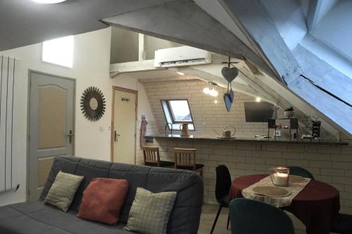 uma sala de estar com um sofá e uma mesa em DUPLEX SPACIEUX TOUT CONFORT em Mulhouse