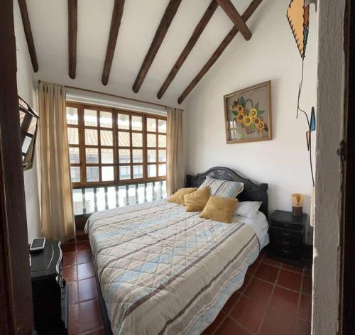 1 dormitorio con 1 cama grande en una habitación en Acogedora casa en Villa de Leyva en Villa de Leyva