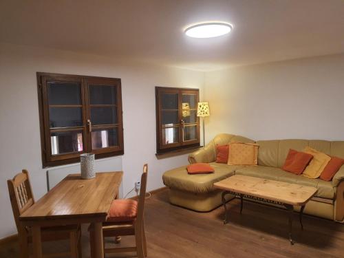 ein Wohnzimmer mit einem Sofa und einem Tisch in der Unterkunft FeWo Sonne in Konstanz