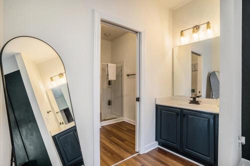 La salle de bains est pourvue d'un lavabo et d'un miroir. dans l'établissement Sunsets on Lake Marion: 2BD Lakefront Luxury Bliss, à Santee