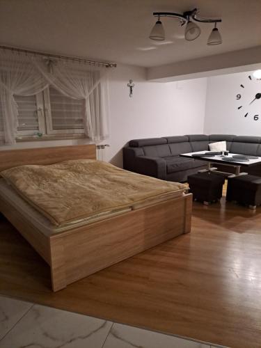 sala de estar con cama y sofá en Mieszkanie z niezależnym wejściem, en Ochotnica Górna