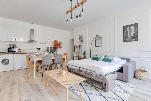 une chambre avec un lit et une table et une cuisine dans l'établissement Superbe appartement Champs Elysées - 6P, à Paris