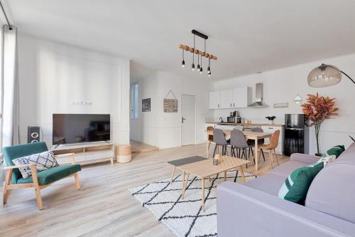 un salon avec un canapé et une table dans l'établissement Superbe appartement Champs Elysées - 6P, à Paris