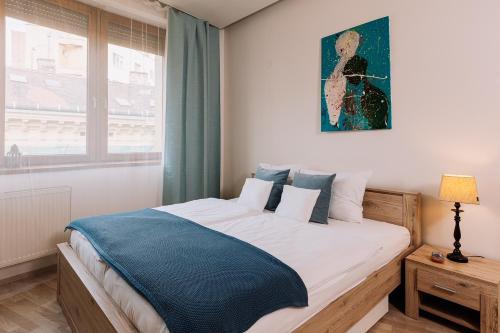 - une chambre avec un lit et une peinture murale dans l'établissement REVON Art-deco Apartment Laurinska, à Bratislava