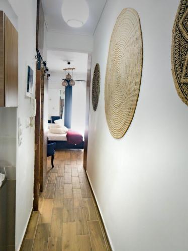 un pasillo con una habitación con un pasillo en Deluxe Apartment, en Korinthos