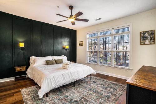 - une chambre avec un lit et un ventilateur de plafond dans l'établissement Sunsets on Lake Marion: 2BD Lakefront Luxury Bliss, à Santee