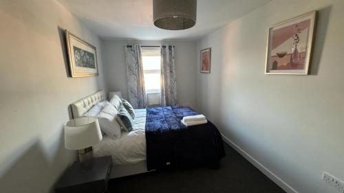ein kleines Schlafzimmer mit einem Bett und einem Fenster in der Unterkunft Spacious 1 Bedroom Apartment In Wigan in Shevington