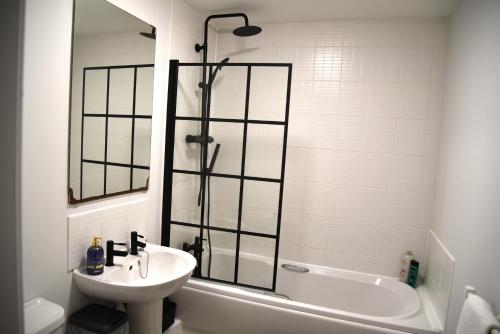 een badkamer met een wastafel, een bad en een toilet bij Spacious 1 Bedroom Apartment In Wigan in Shevington
