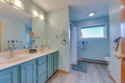 uma casa de banho com 2 lavatórios e uma janela em Wells Beach House with Ocean-View Deck em Wells