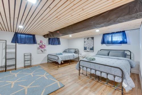 um quarto com 2 camas e um tecto de madeira em Wells Beach House with Ocean-View Deck em Wells